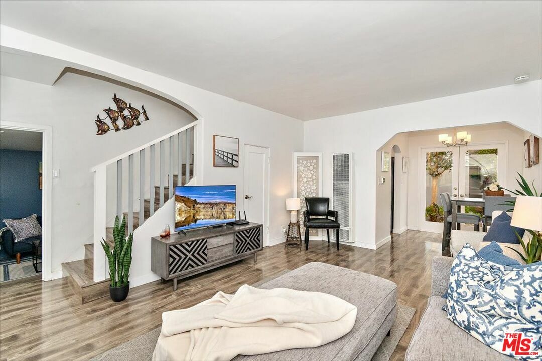 Property Photo:  2318   Beach Ave  CA 90291 