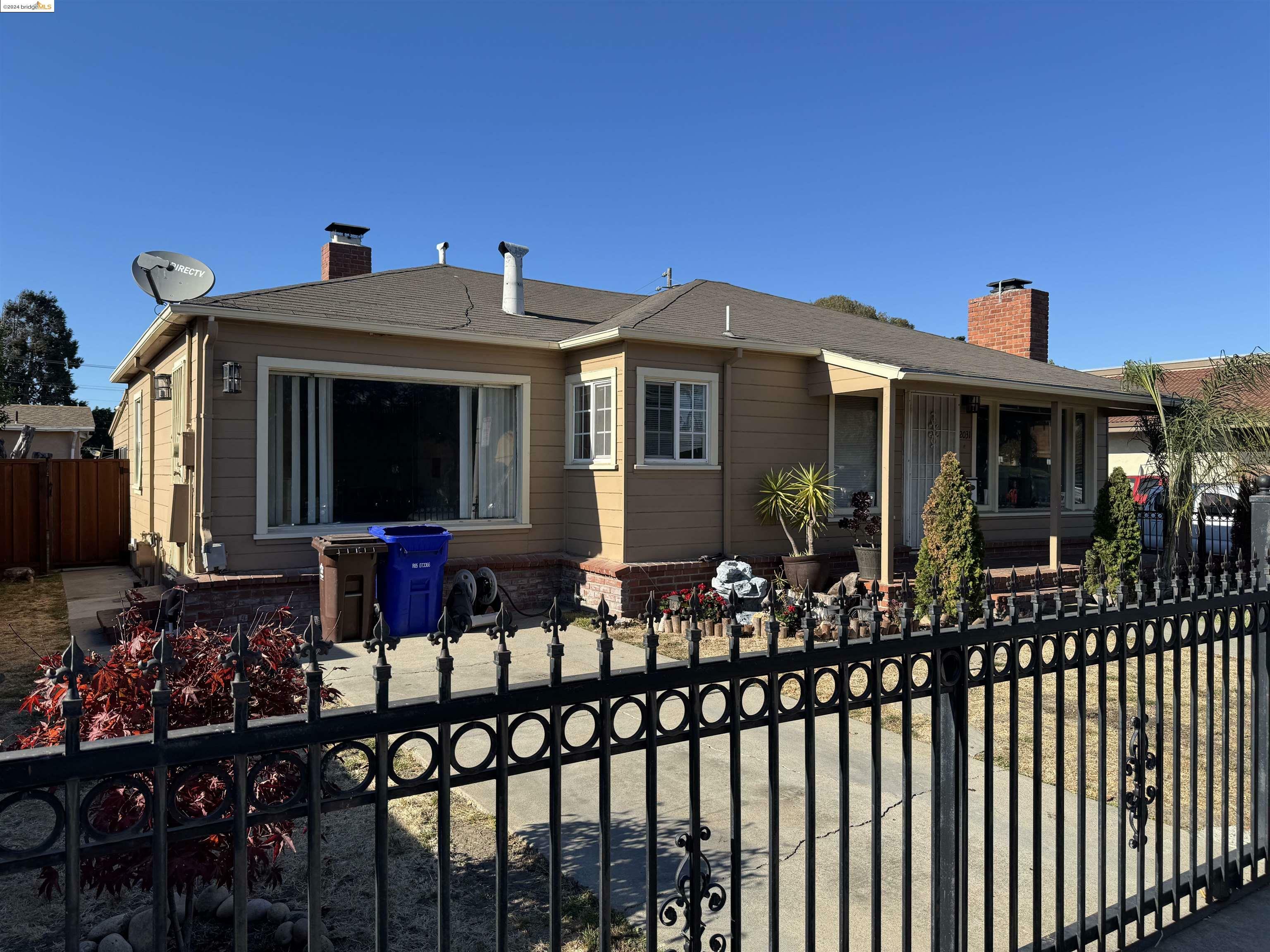 Property Photo:  2031 Van Ness St  CA 94806 