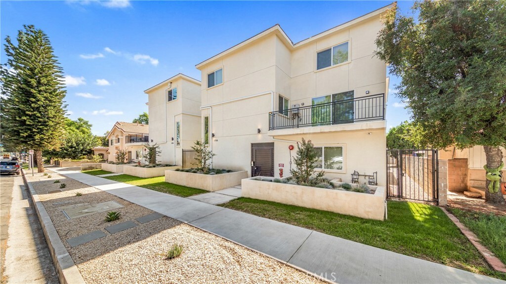 Property Photo:  17158 Chatsworth Street 2  CA 91344 