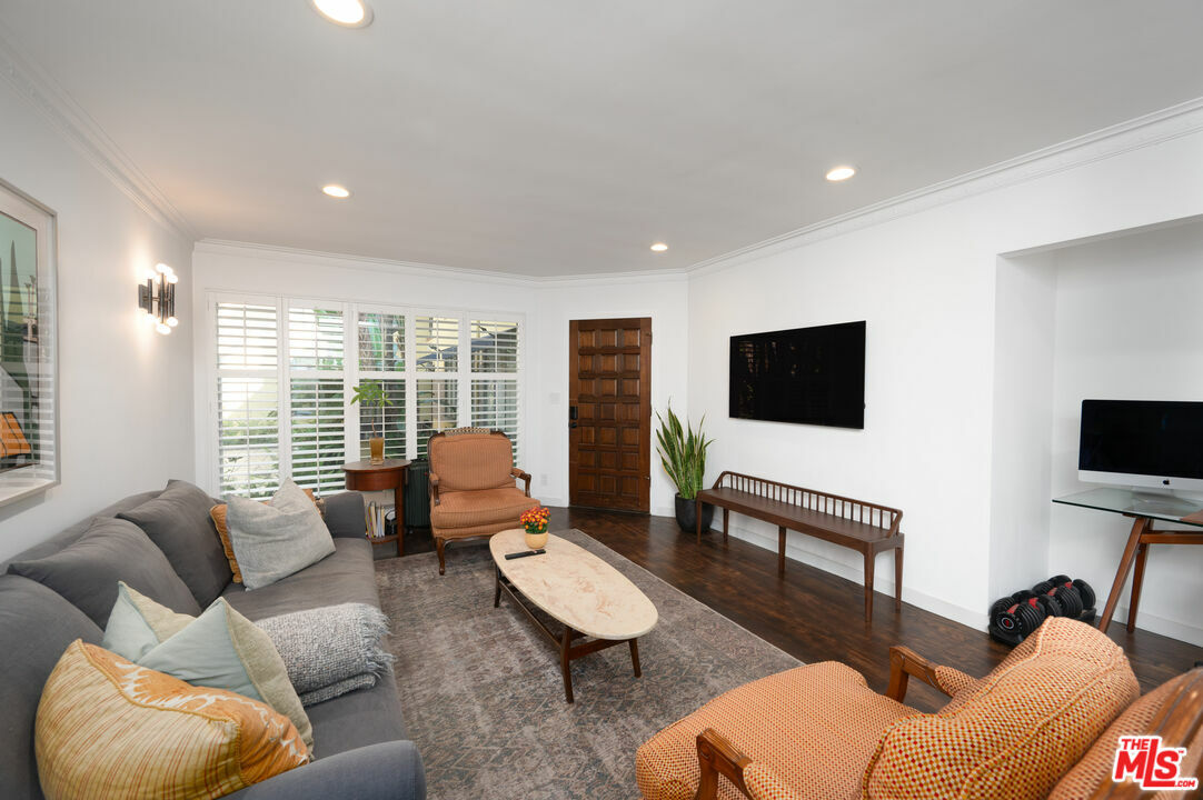 Property Photo:  1615  N Laurel Ave 112  CA 90046 