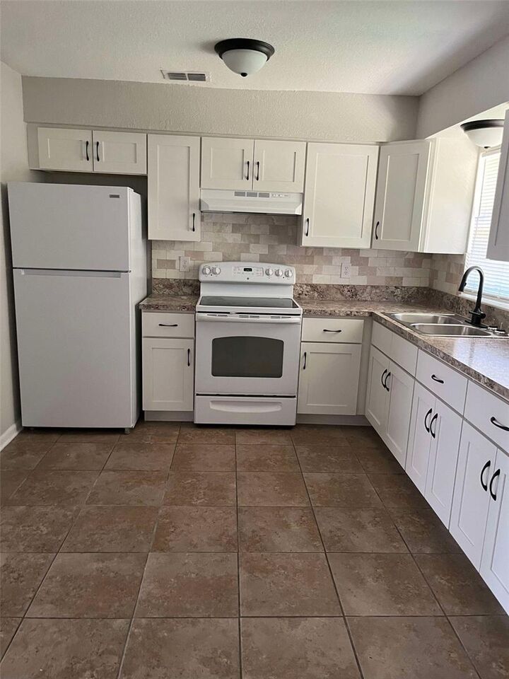 Property Photo: 37125 Goldenrod Court FL 33523