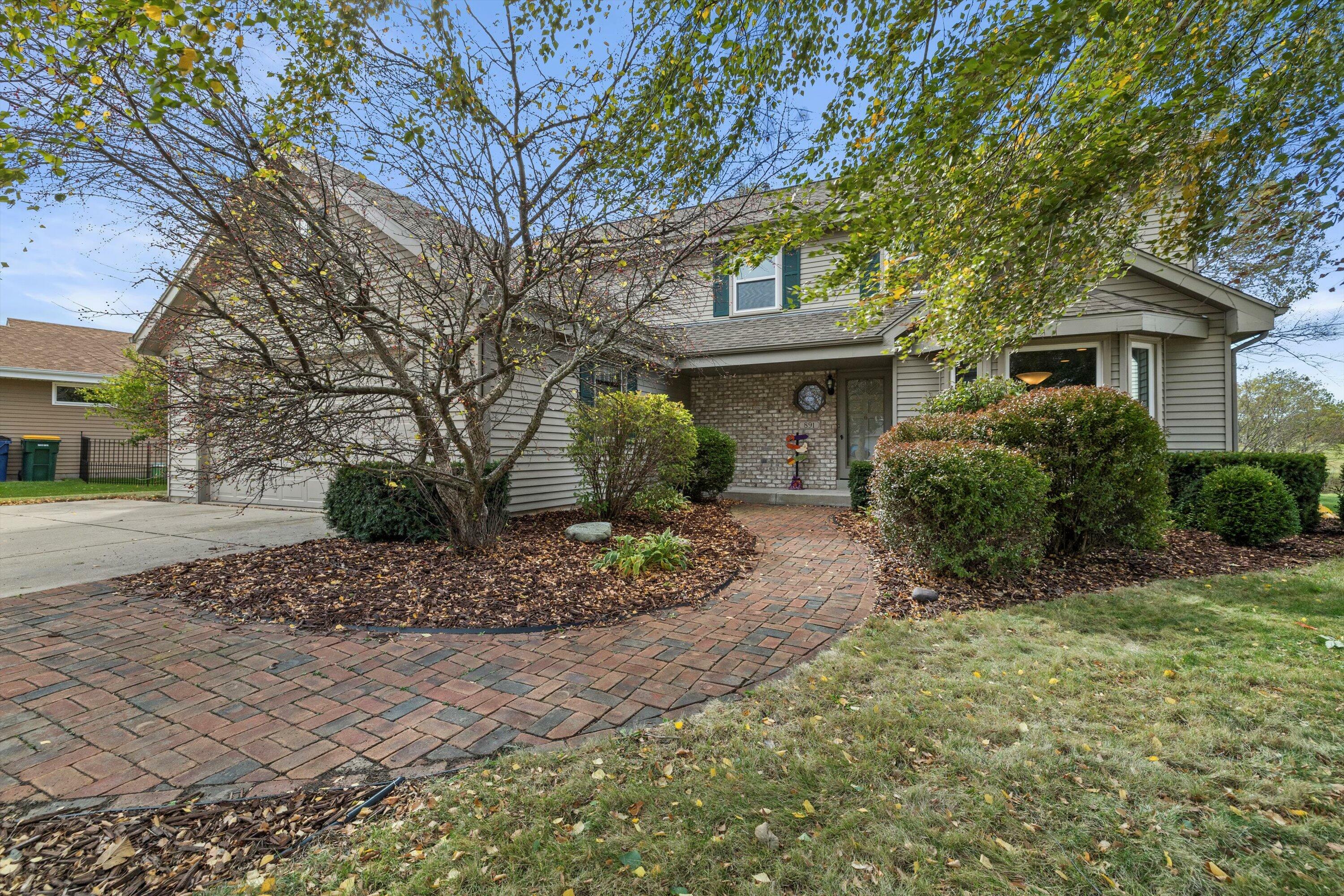 Property Photo:  891 W Creekway Ct  WI 53154 