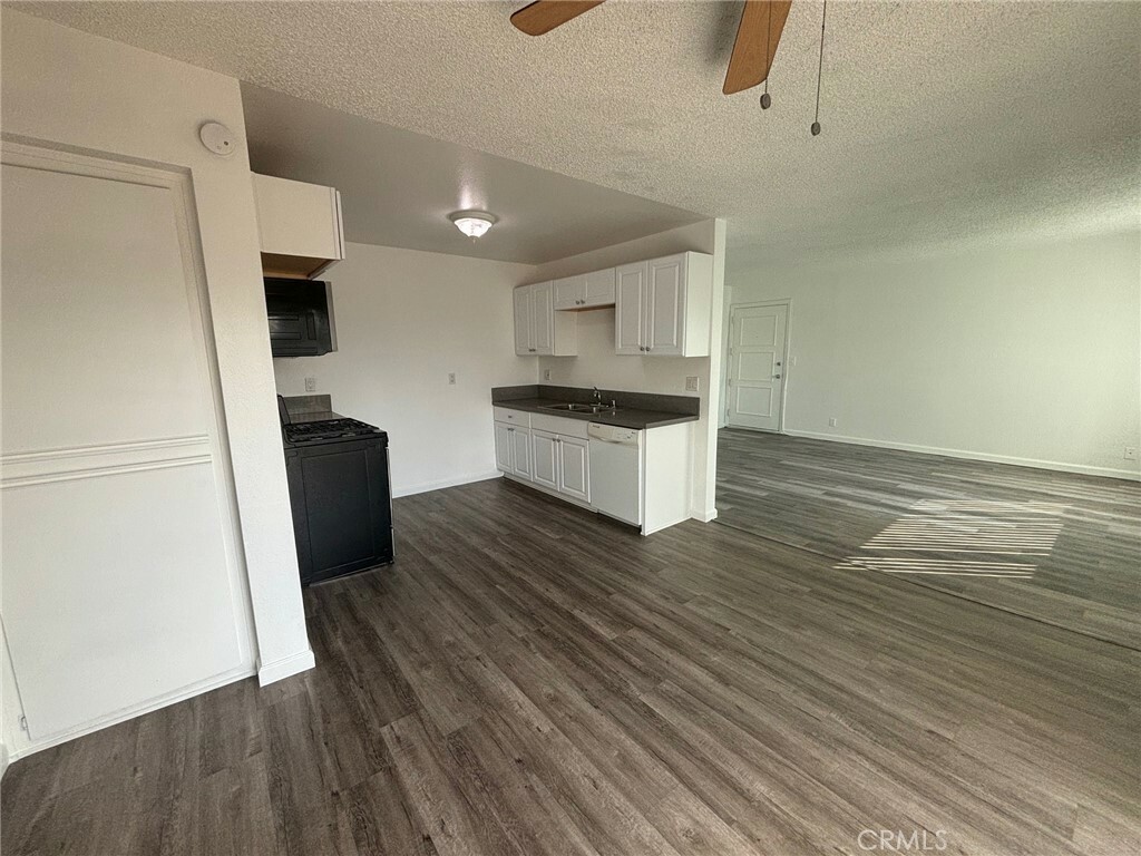 Property Photo:  917 Kenwood Street  CA 90301 