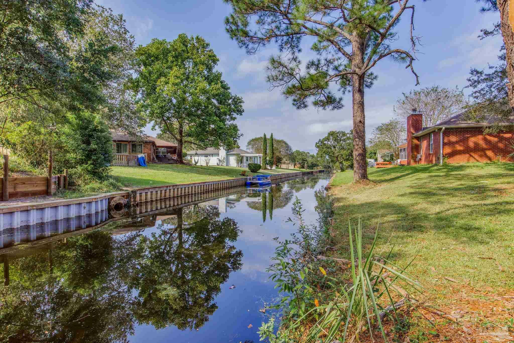 Property Photo:  521 Long Lake Dr  FL 32506 