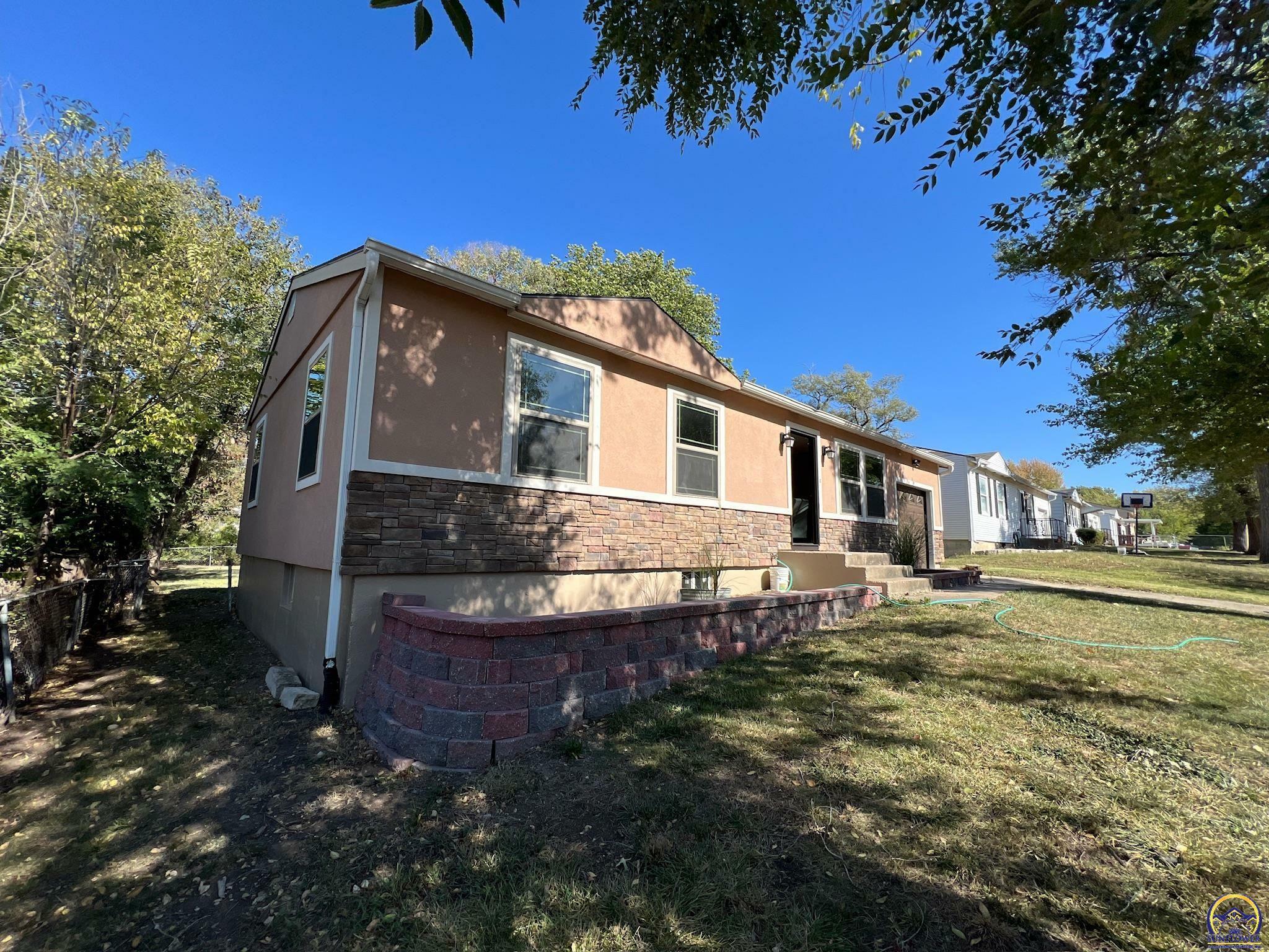 Property Photo:  1008 SE 36th St  KS 66605 