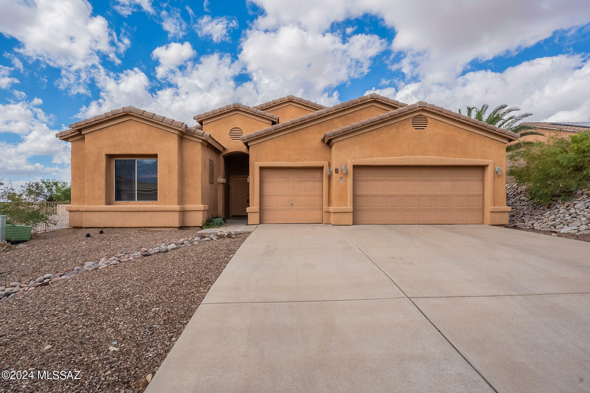 Property Photo:  40100 Ridgeline Court  AZ 85739 