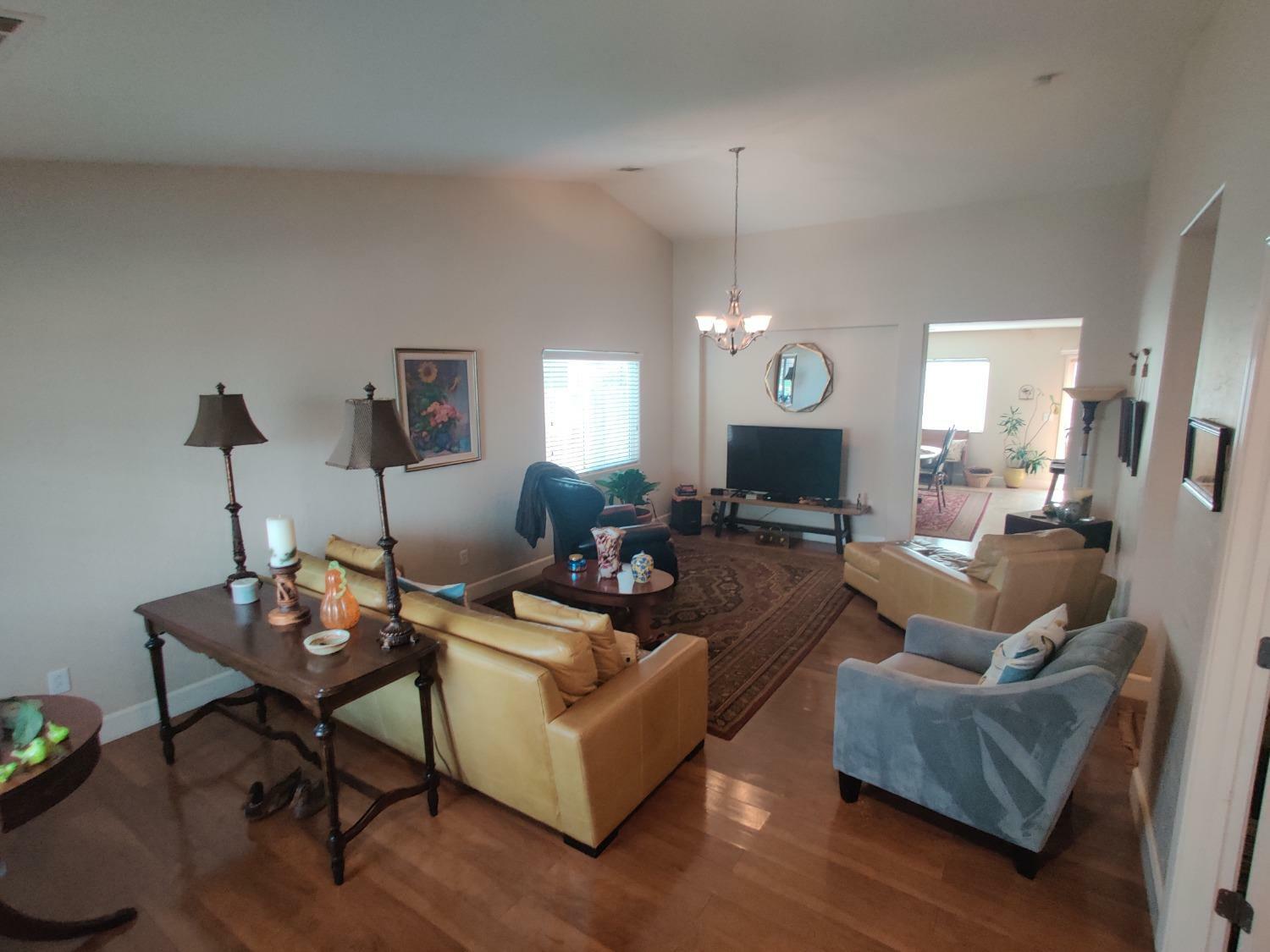 Property Photo:  1043 W Reese Court  CA 93277 