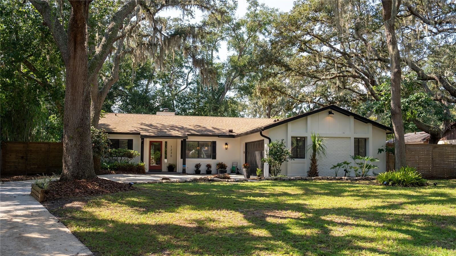 Property Photo: 1230 Hollyridge Trail FL 32751
