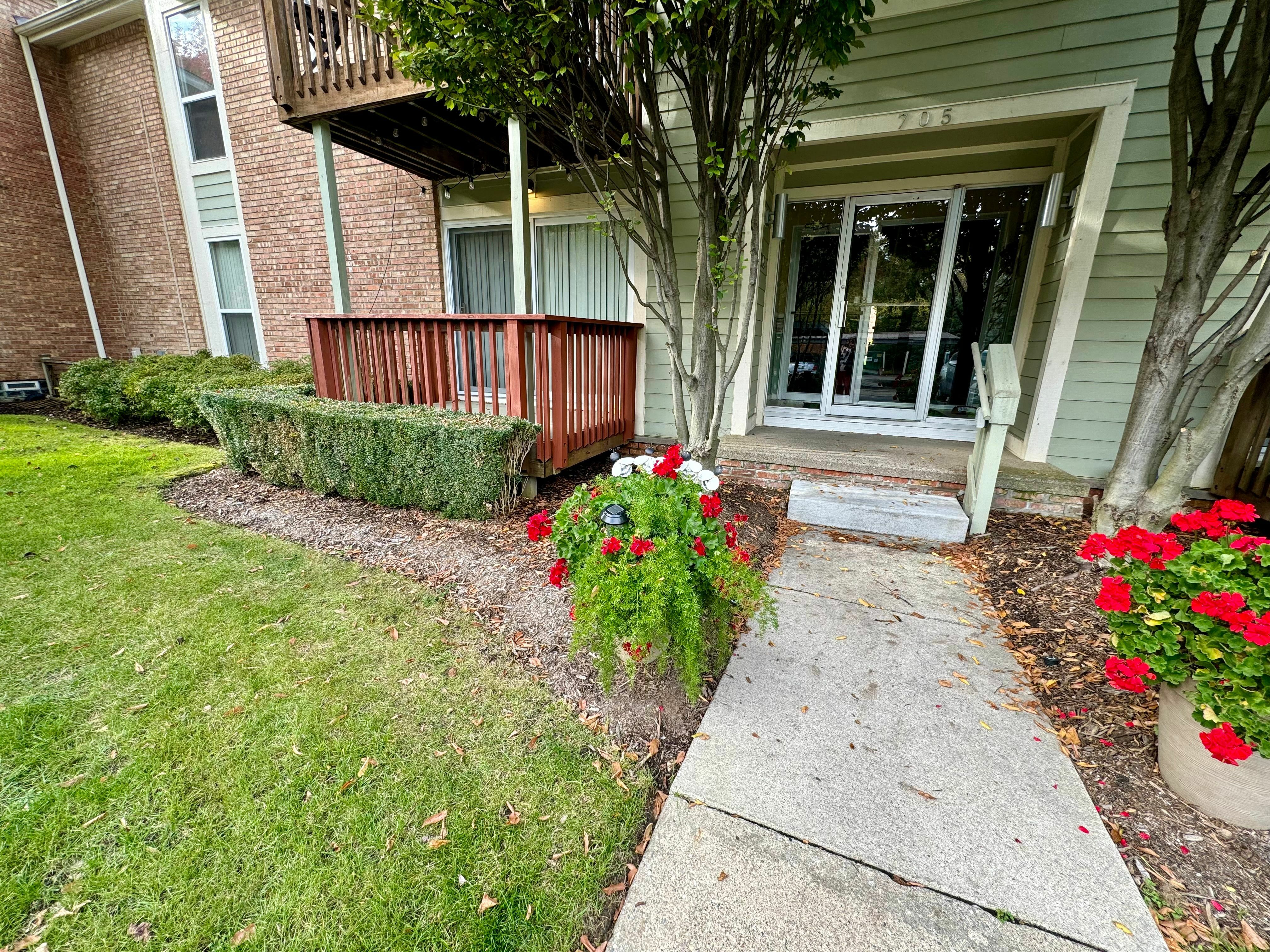 Property Photo:  705 Randolph Street 109  MI 48167 1444 