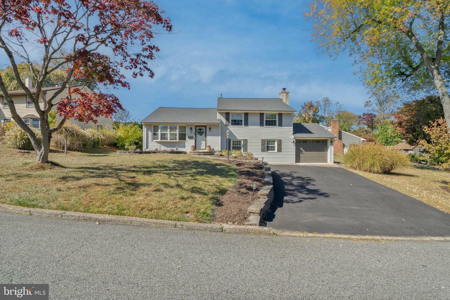 Property Photo:  35 E Overhill Circle  PA 19063 