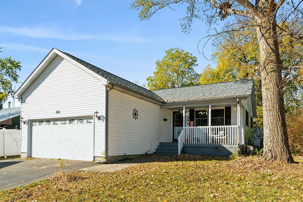 Property Photo:  508 S Buchanan Street  IL 60481 