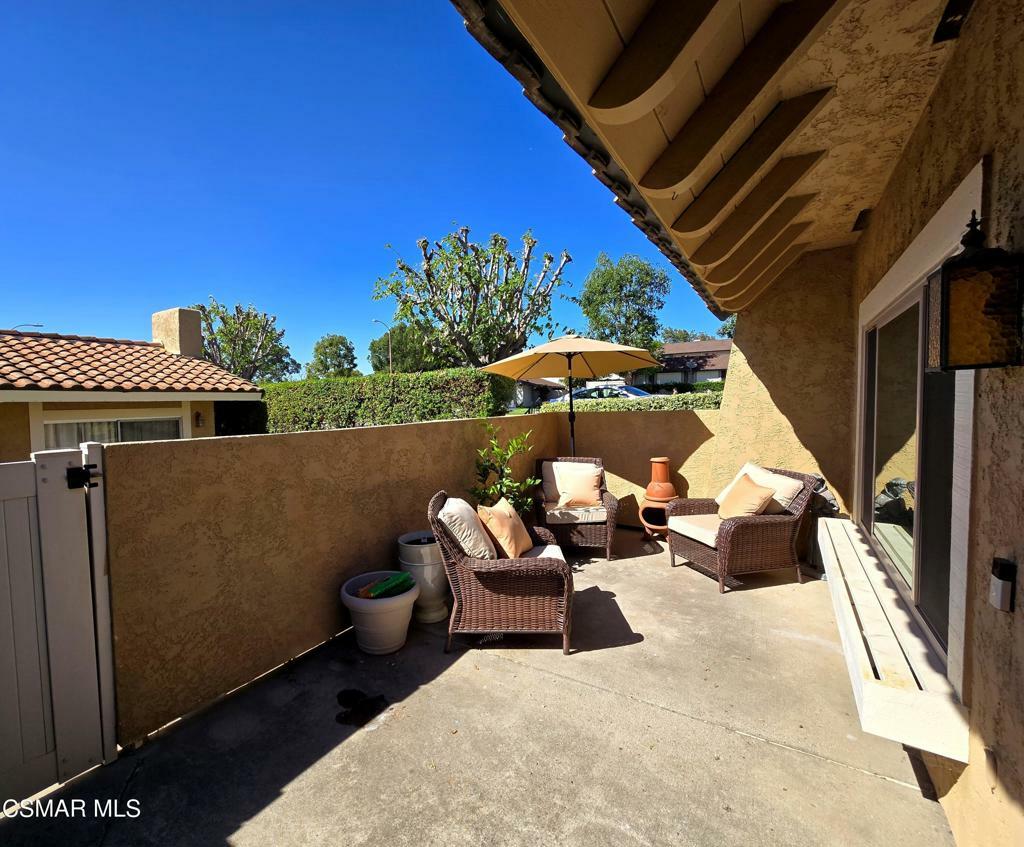 Property Photo:  1802 E Avenida De Las Flores  CA 91362 