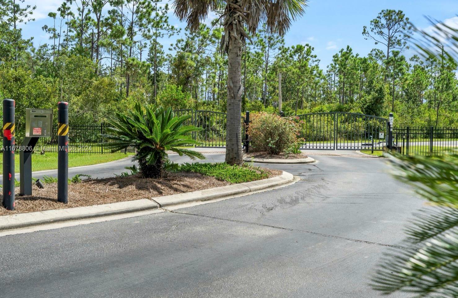 Property Photo:  909 Anchor Ct  FL 32404 