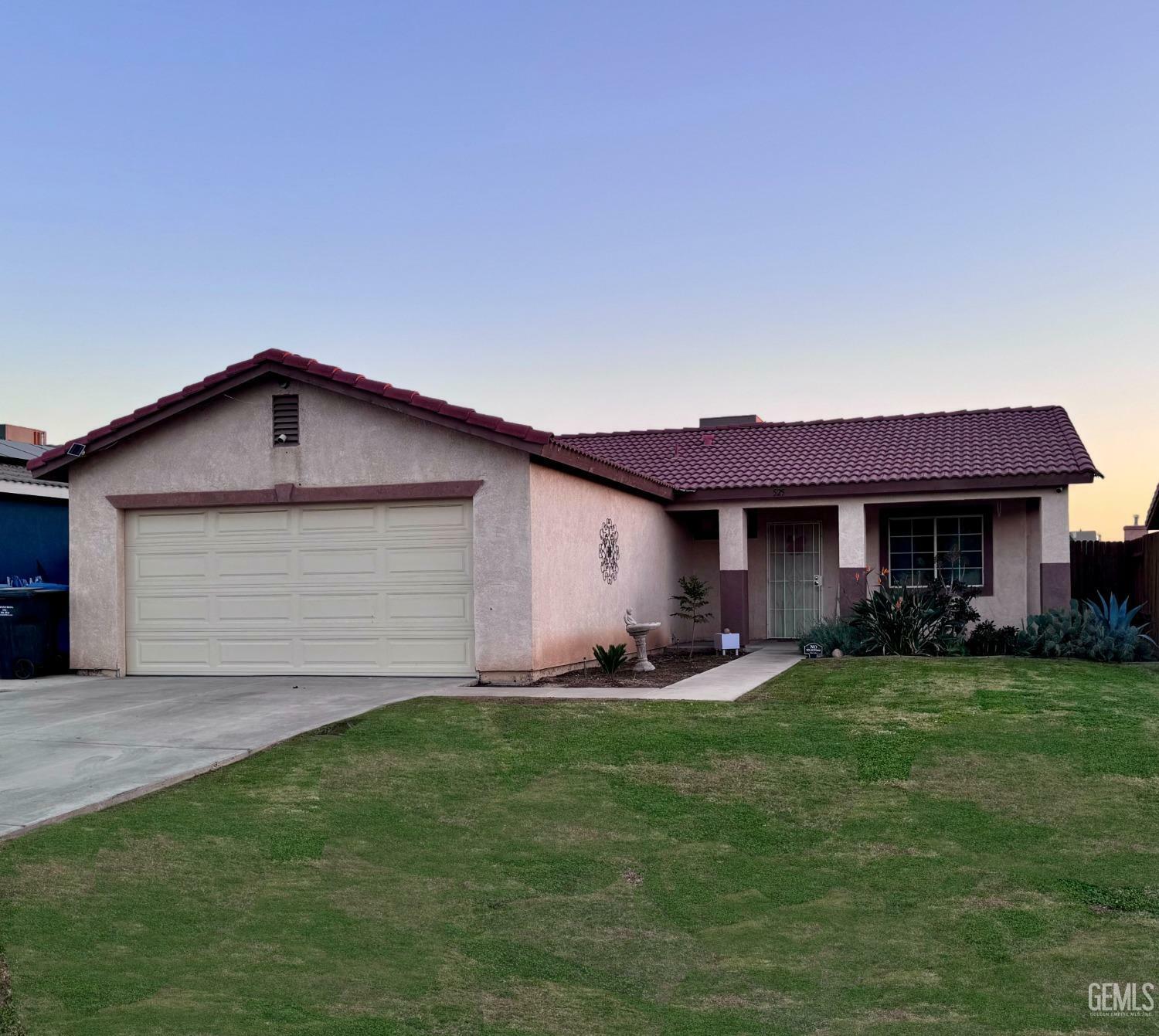 Property Photo:  525 Sunset Meadow Lane  CA 93308 