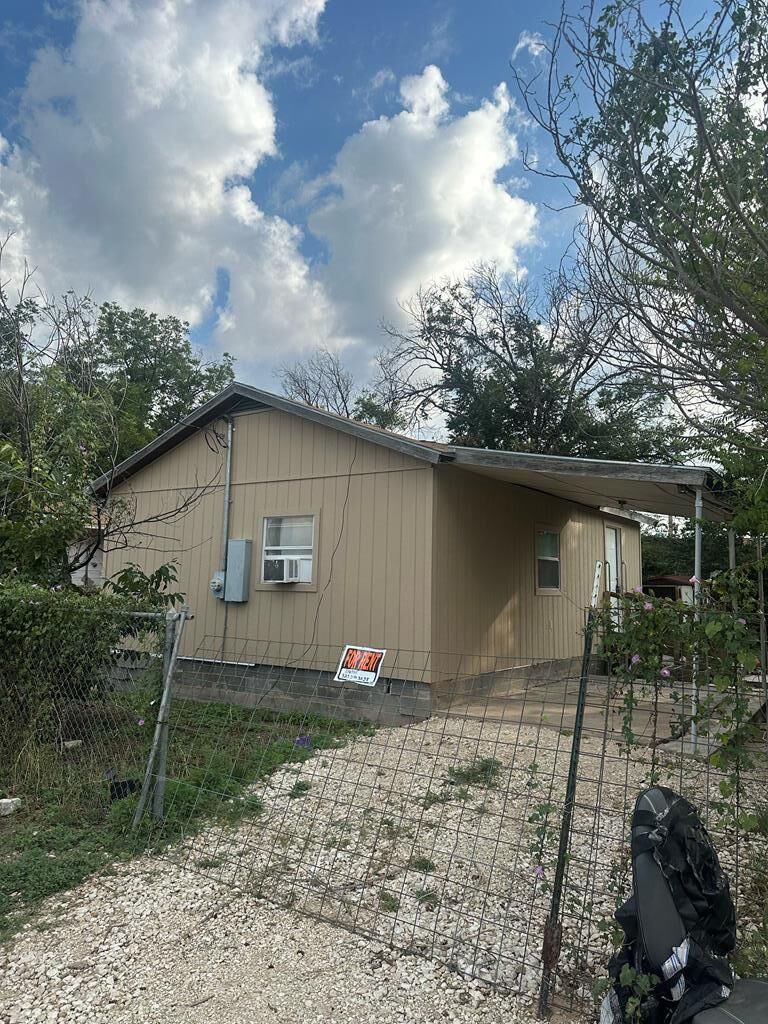 Property Photo:  708 Mesquite Ave  TX 76950 