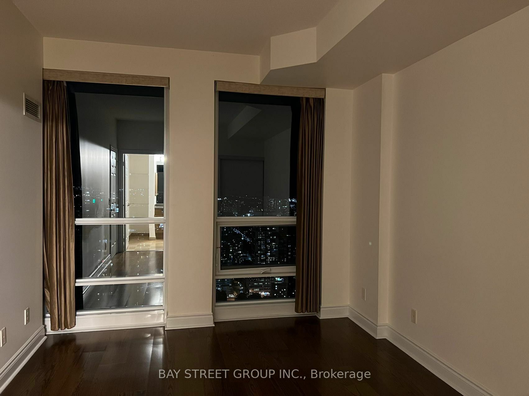 Property Photo:  763 Bay St 5003  ON M5G 2R3 