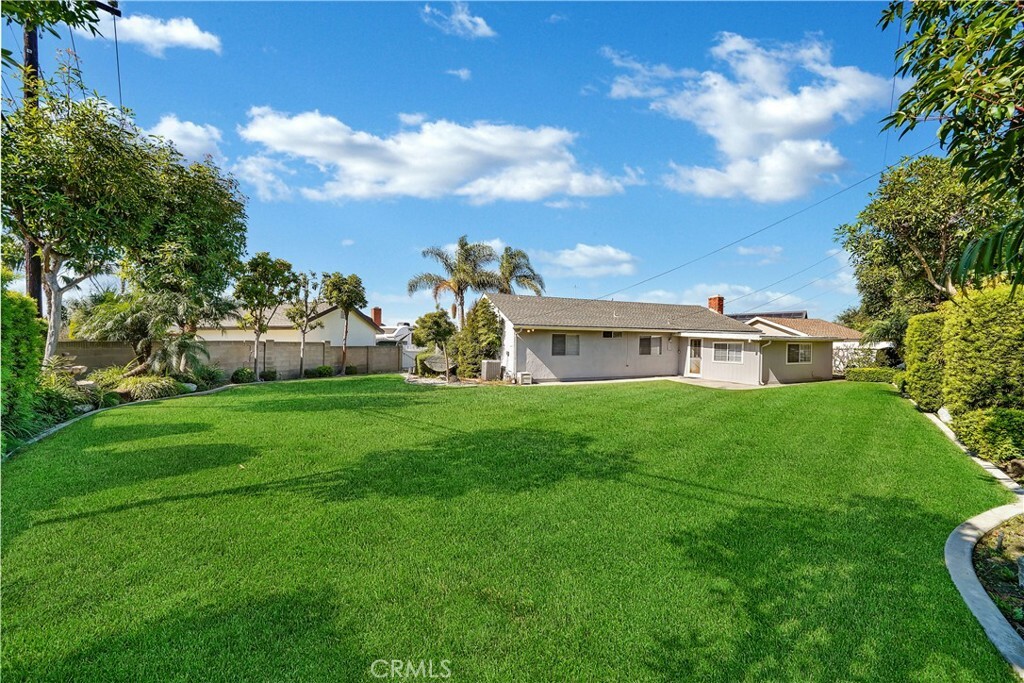 Property Photo:  17852 Prescott Ln  CA 92647 