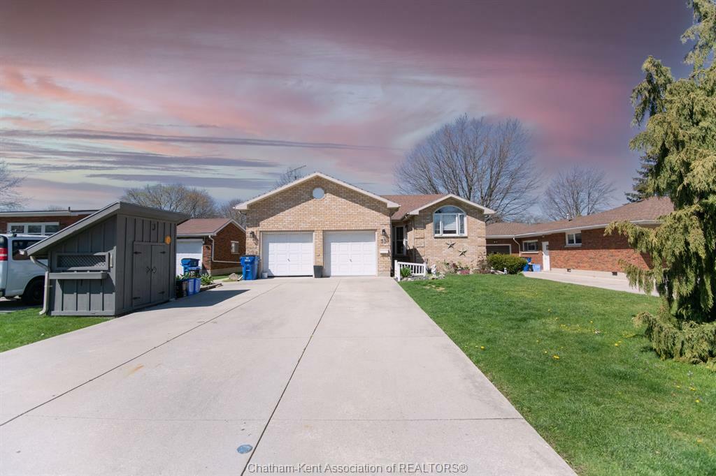 51 Pine Drive  Wallaceburg ON N8A 3L9 photo