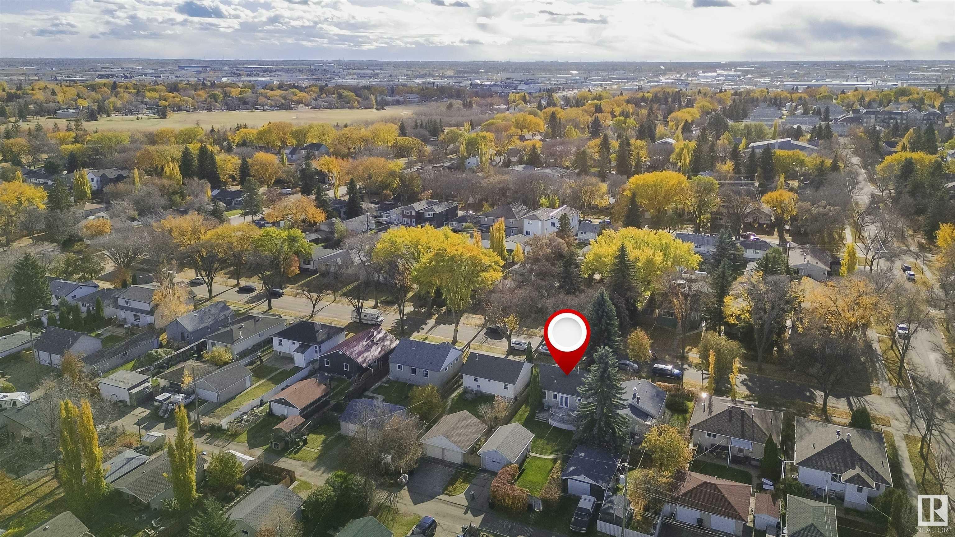 Photo de la propriété:  9342 72 Avenue NW  AB T6E 0Y2 