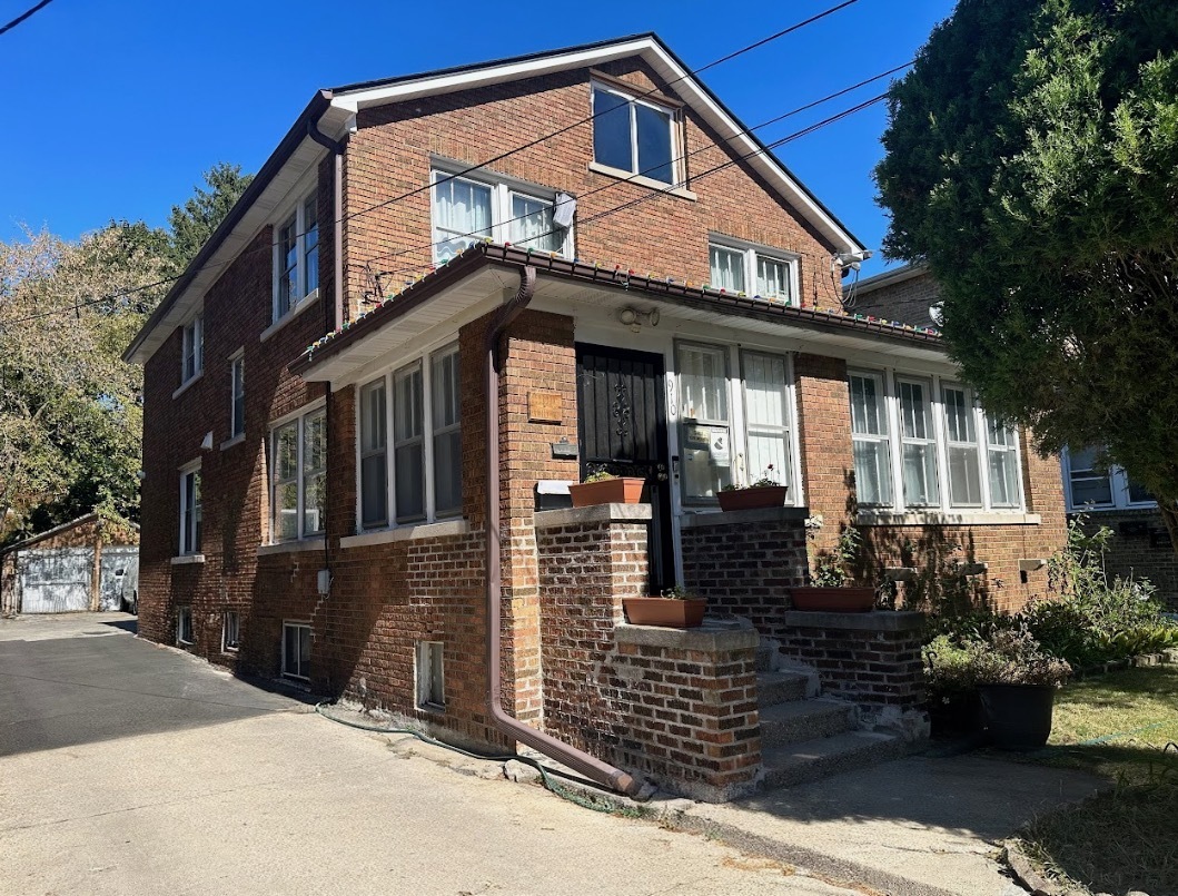 Property Photo: 910 W Clayton Street IL 60085