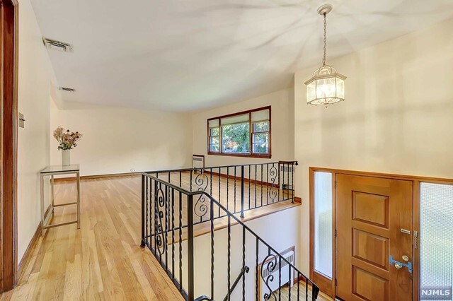 Property Photo:  276 Taft Court  NJ 07652 