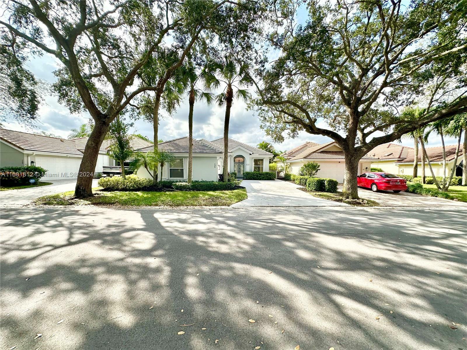 Property Photo:  135 Hampton Cir  FL 33458 