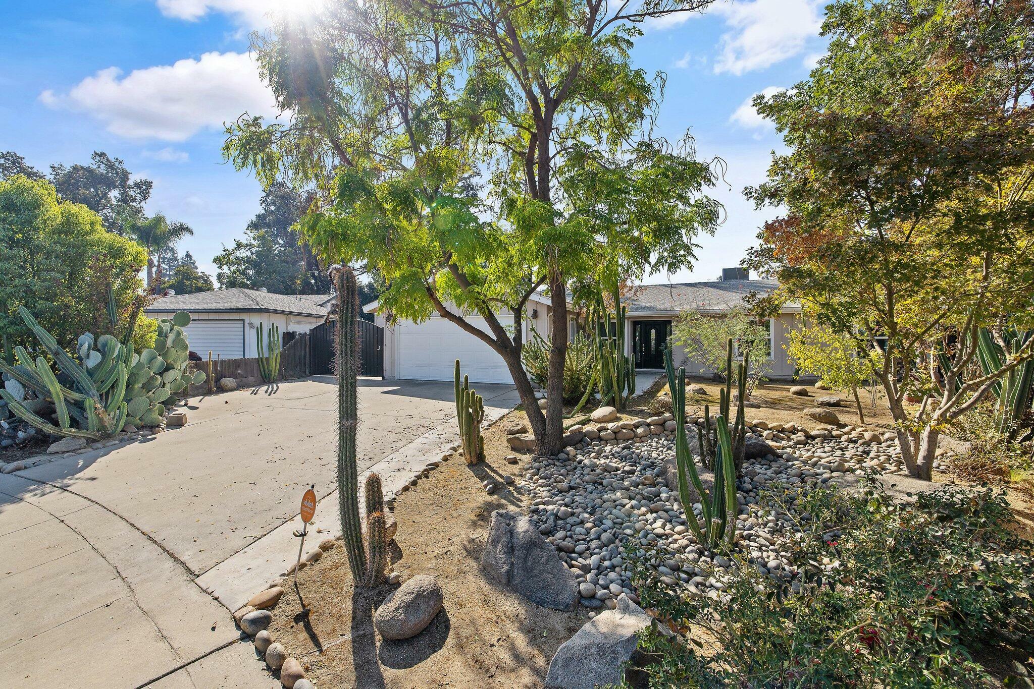 Property Photo:  919 W Dorothea Avenue  CA 93277 