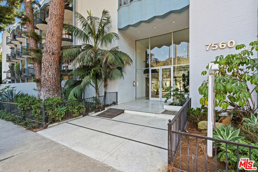 Property Photo:  7560   Hollywood Blvd 402  CA 90046 