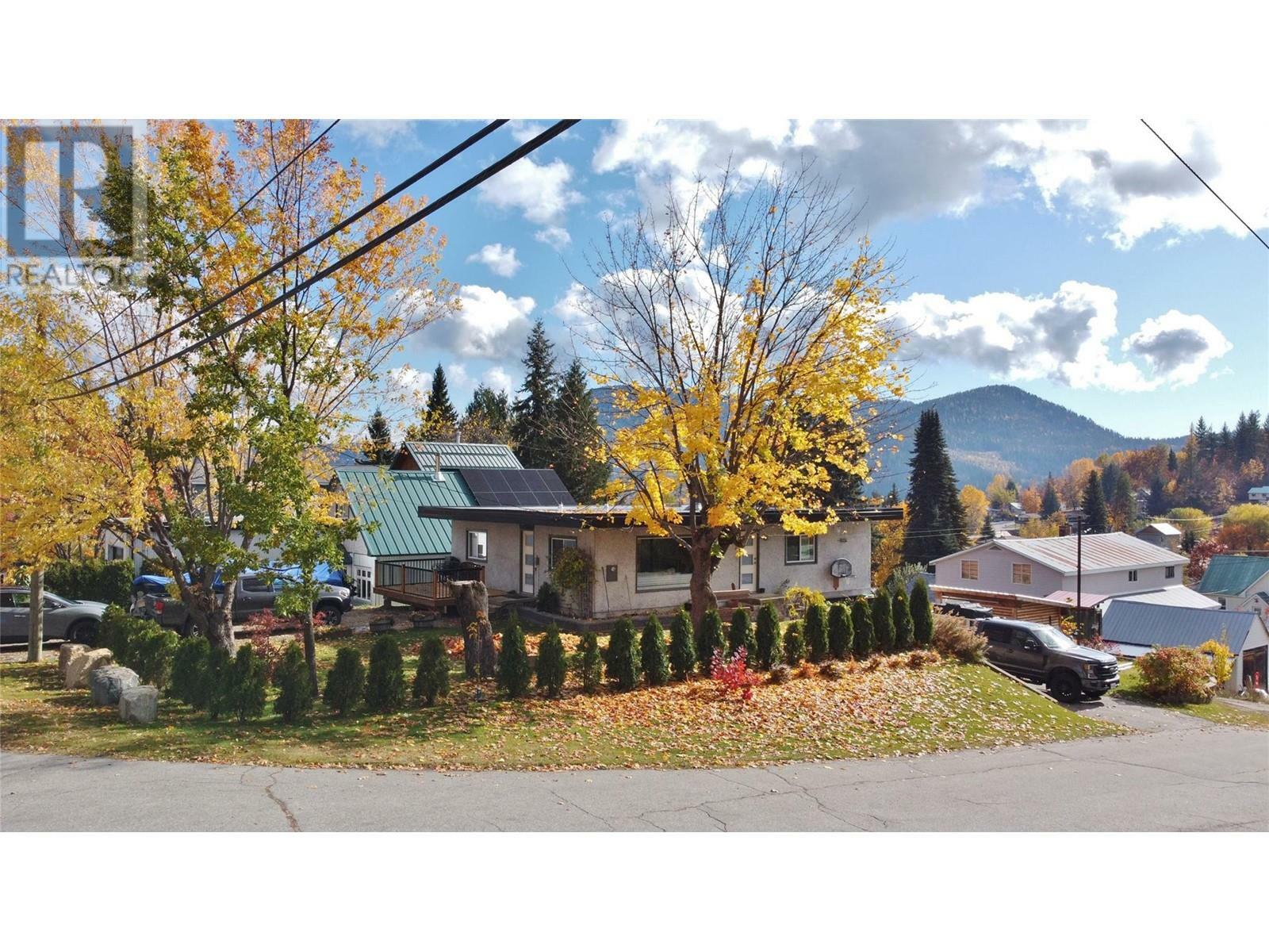 1613 Leroi Avenue  Rossland BC V0G 1Y0 photo