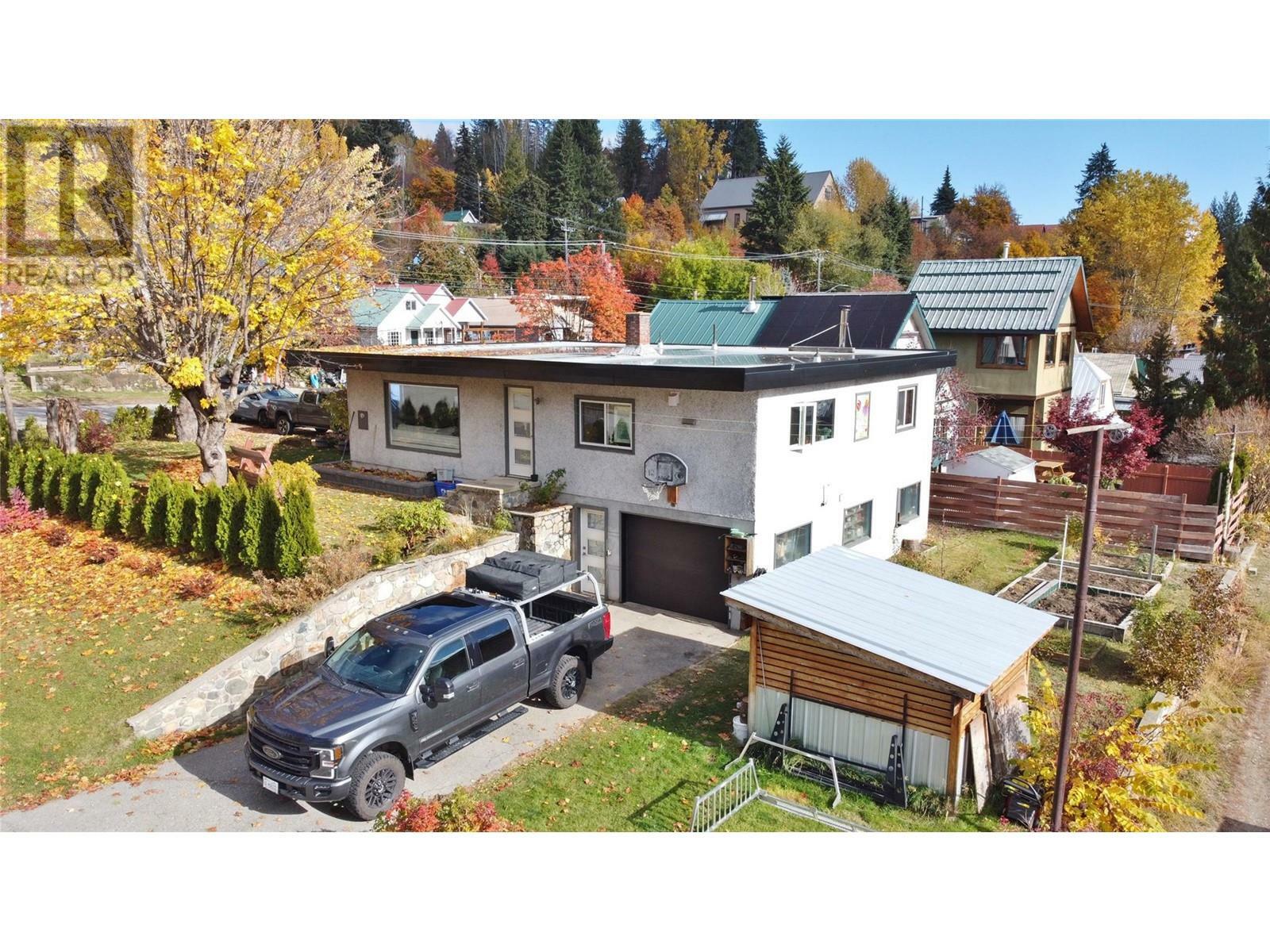 1613 Leroi Avenue  Rossland BC V0G 1Y0 photo