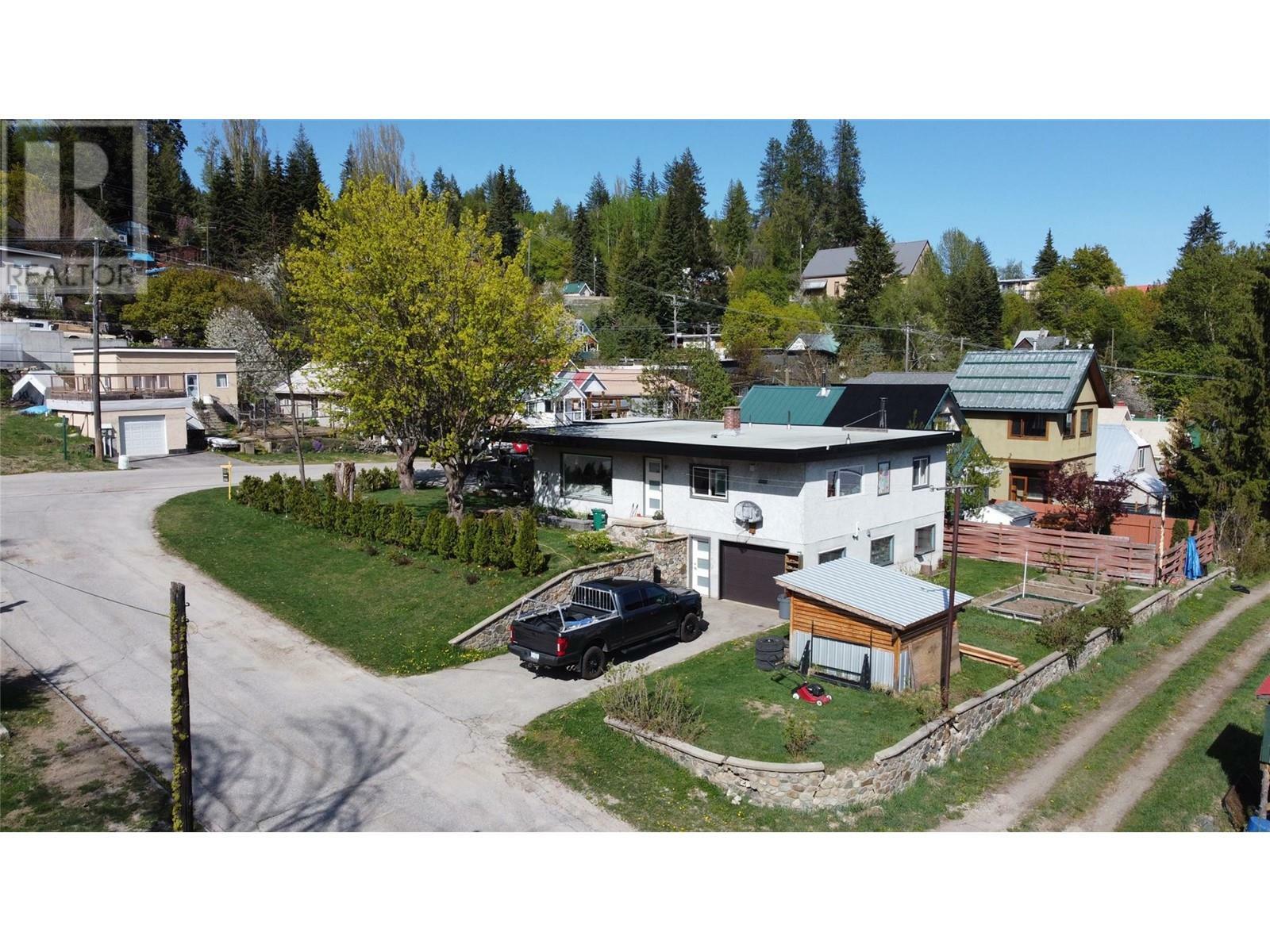1613 Leroi Avenue  Rossland BC V0G 1Y0 photo