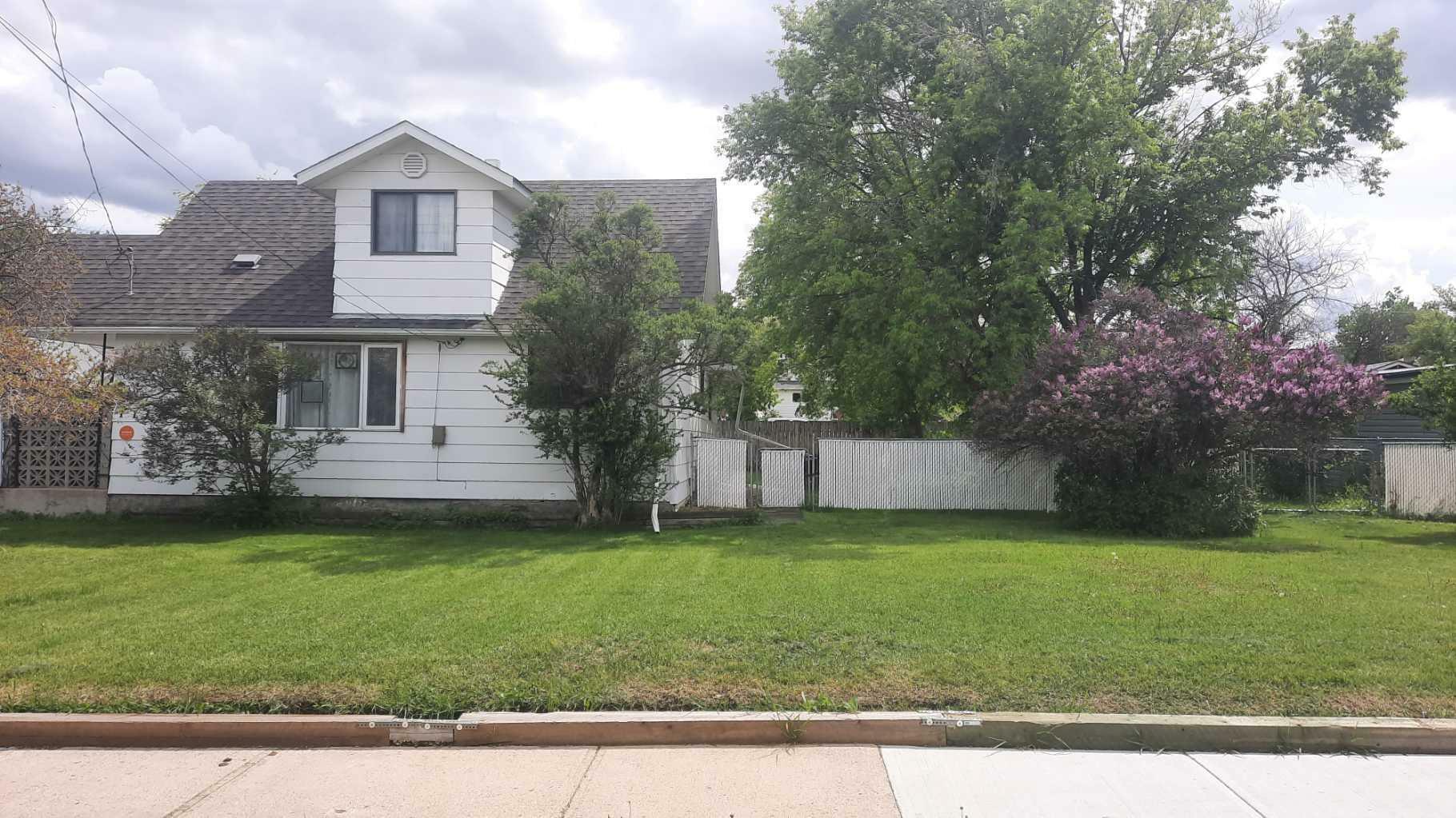 Property Photo:  1111 2 Avenue W  AB T0J 0Y2 