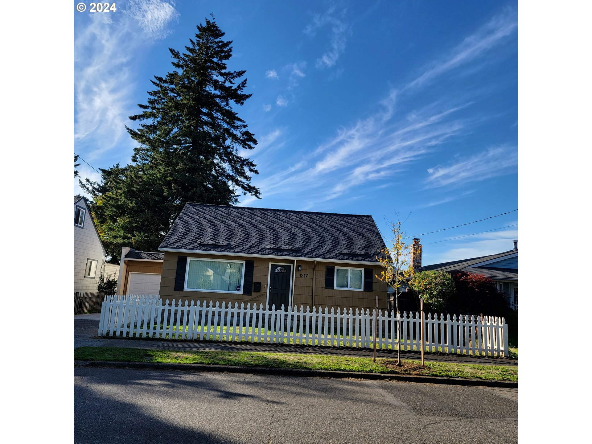 Property Photo:  1217 NE 69th Ave  OR 97213 