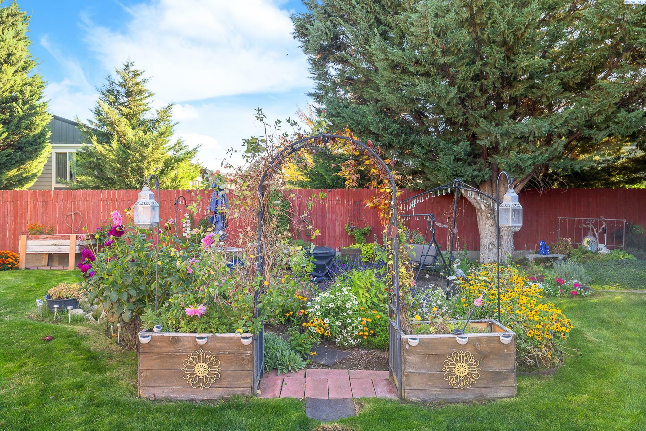 Property Photo: 526 S 40th Ave D-109 WA 99353