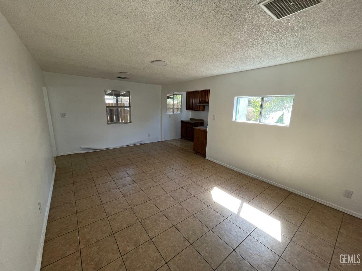 Property Photo:  931 Texas Street  CA 93307 