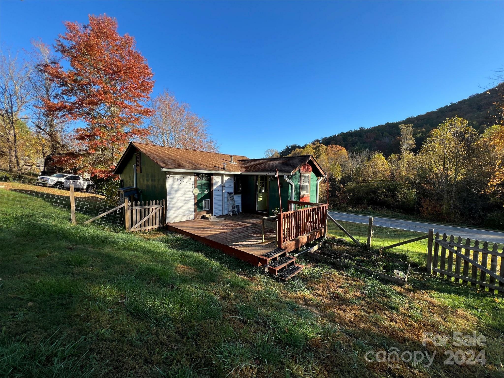 Property Photo:  106 Black Oak Cove Road  NC 28715 