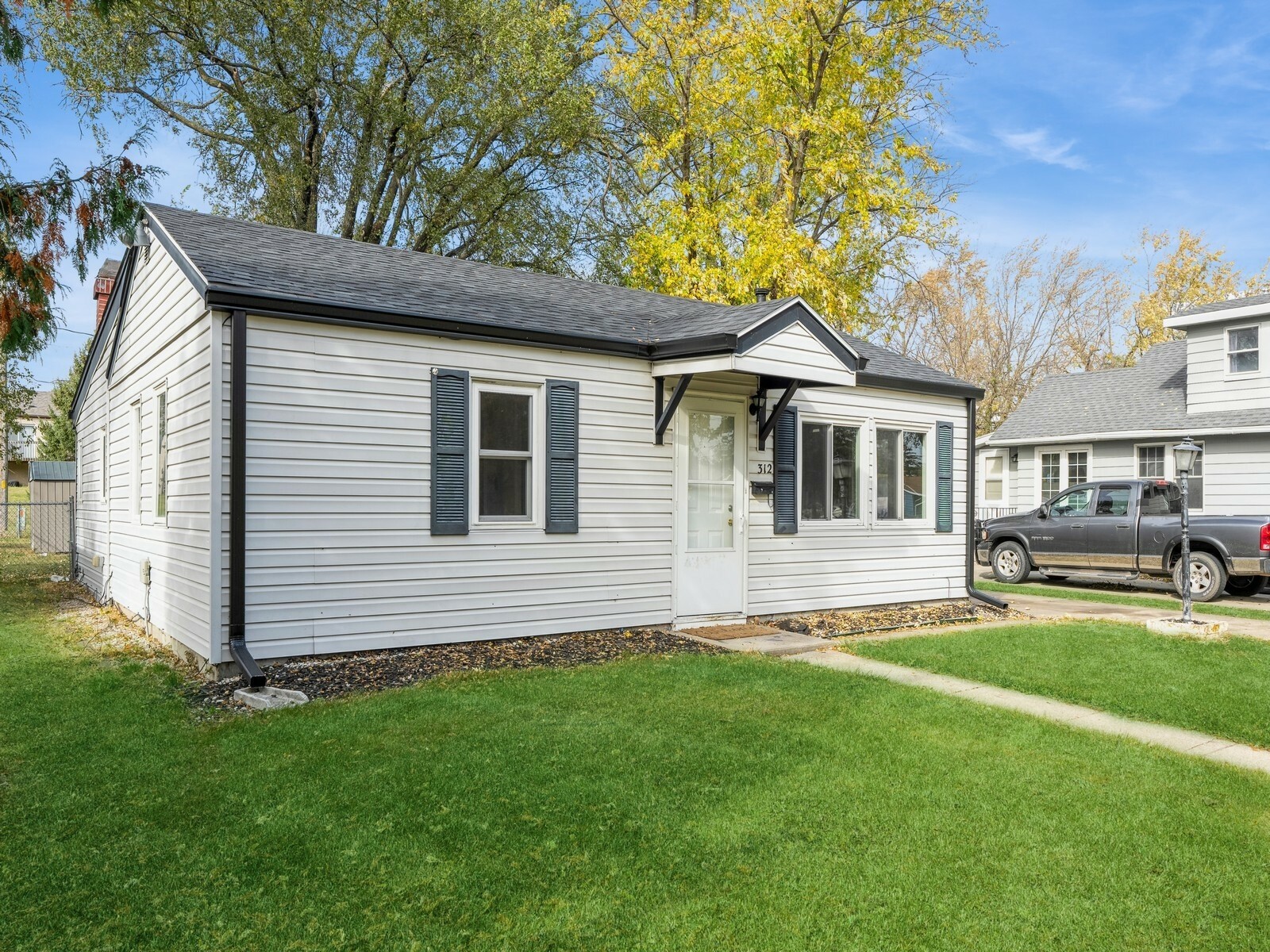 Property Photo:  312 2nd Street  IA 50265 