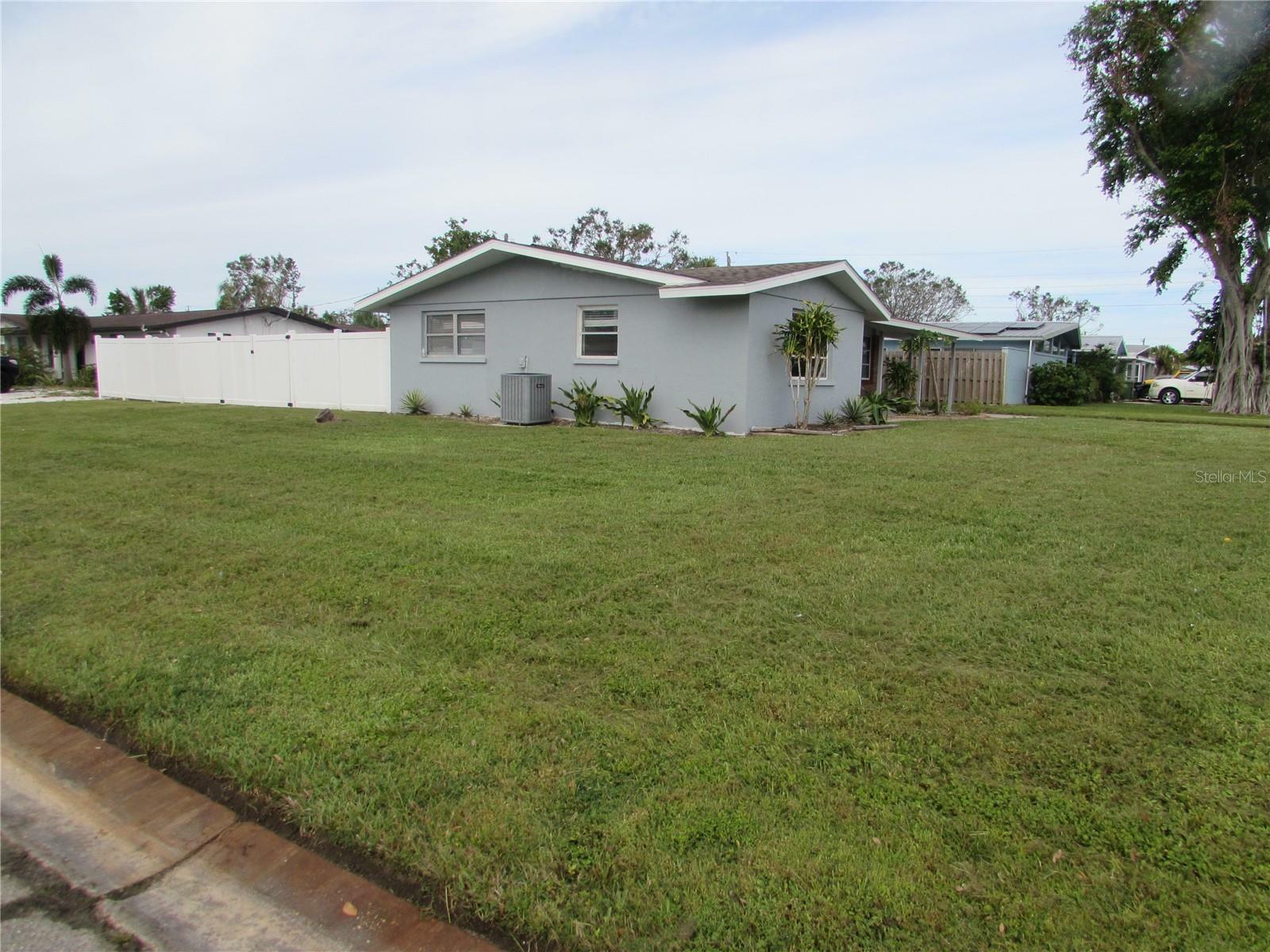 Property Photo:  1083 Tarpon Avenue  FL 34237 