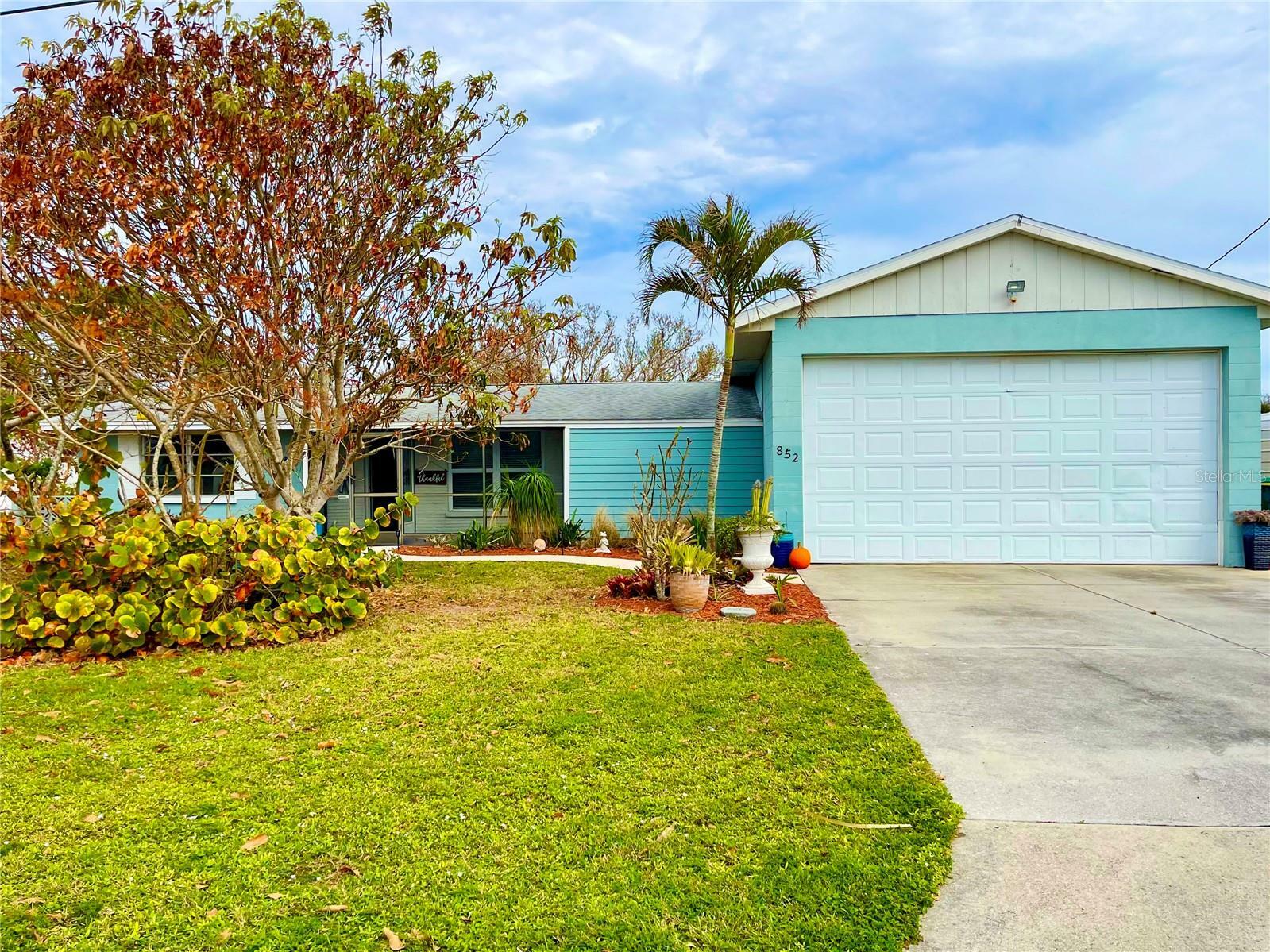 Property Photo:  852 E 6th Street  FL 34223 