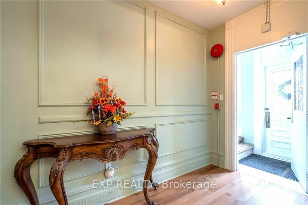 Property Photo:  431 Gilmour St  ON K2P 0R5 