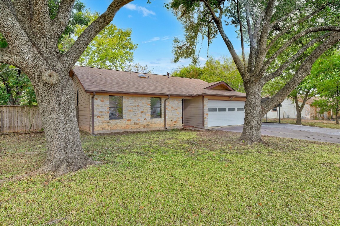 Property Photo:  208 Arikara Street  TX 78610 