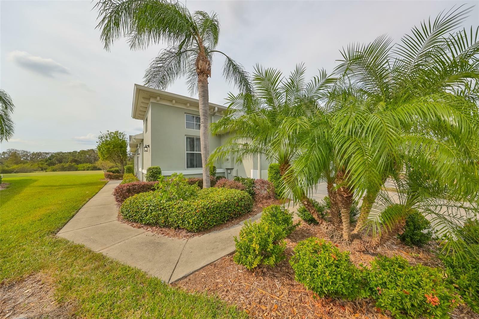 Property Photo:  1232 Lyndhurst Greens Drive  FL 33573 