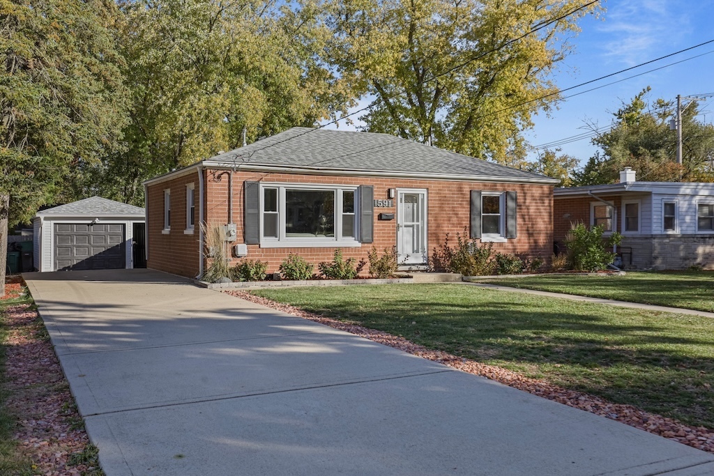 Property Photo:  591 S Finley Road  IL 60148 