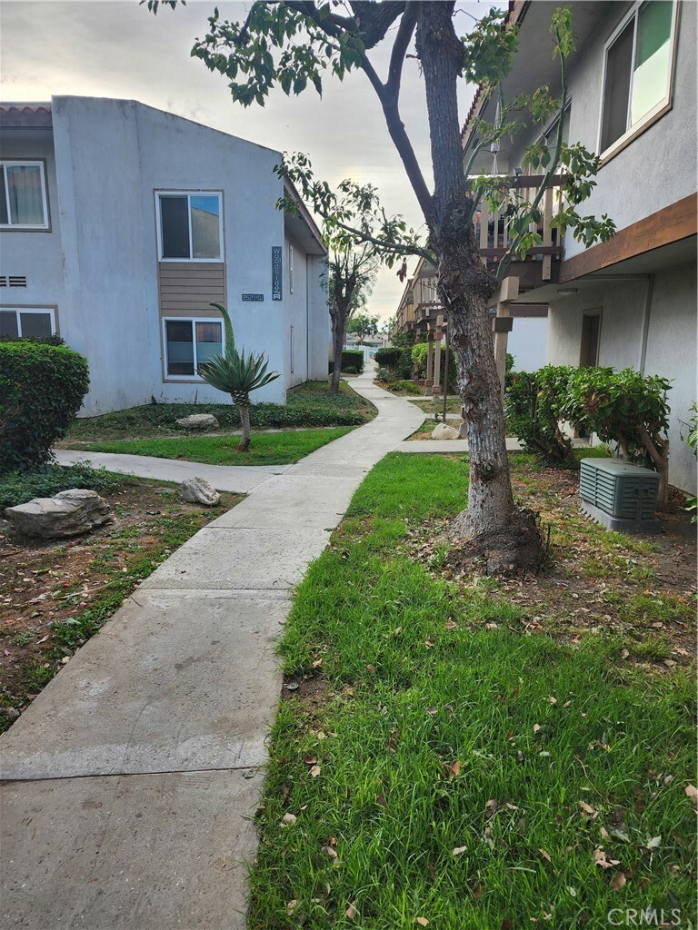 Property Photo:  2521 W Sunflower Avenue T2  CA 92704 