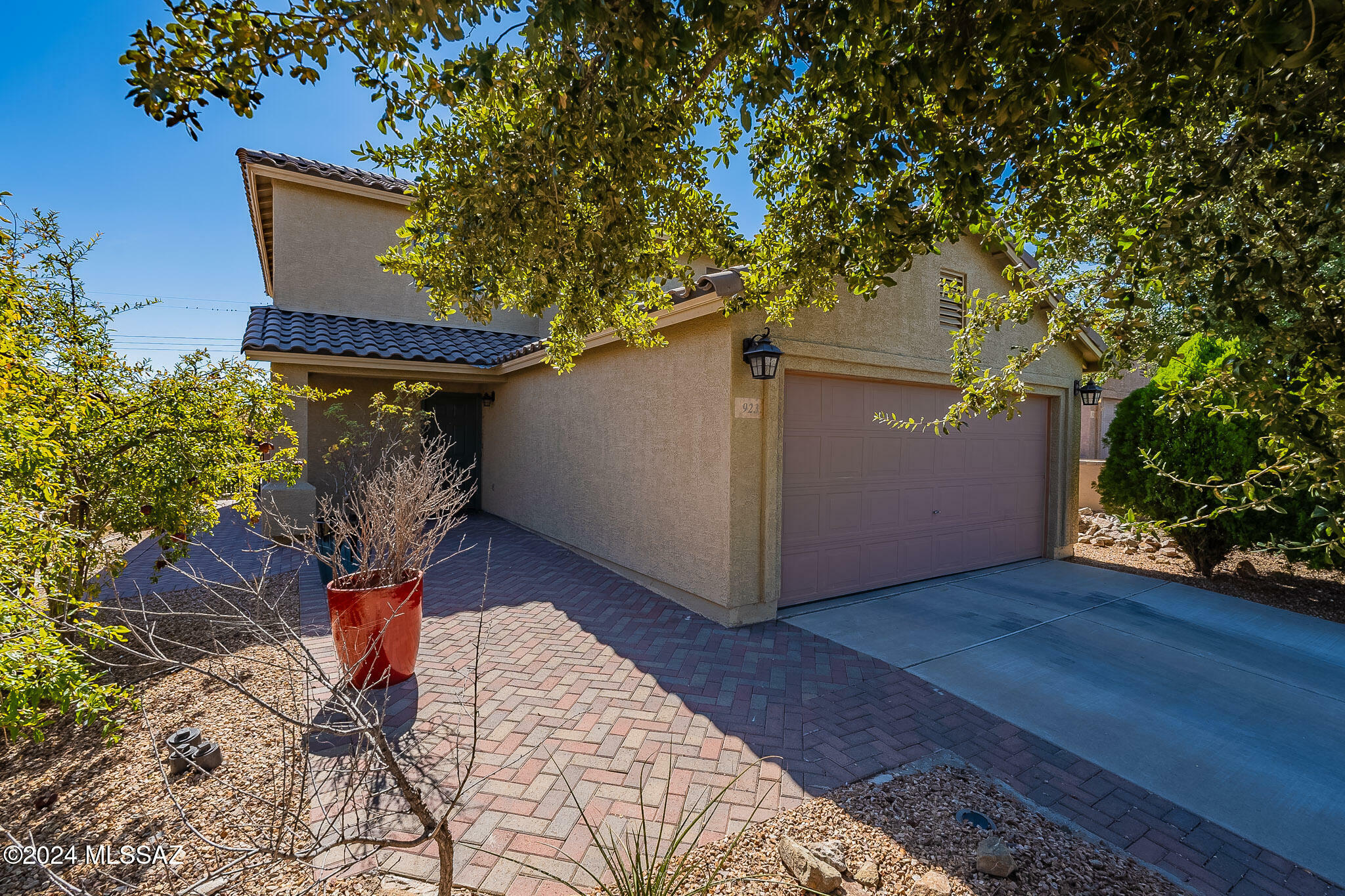 Property Photo:  923 W Calle Barranca Seca  AZ 85614 