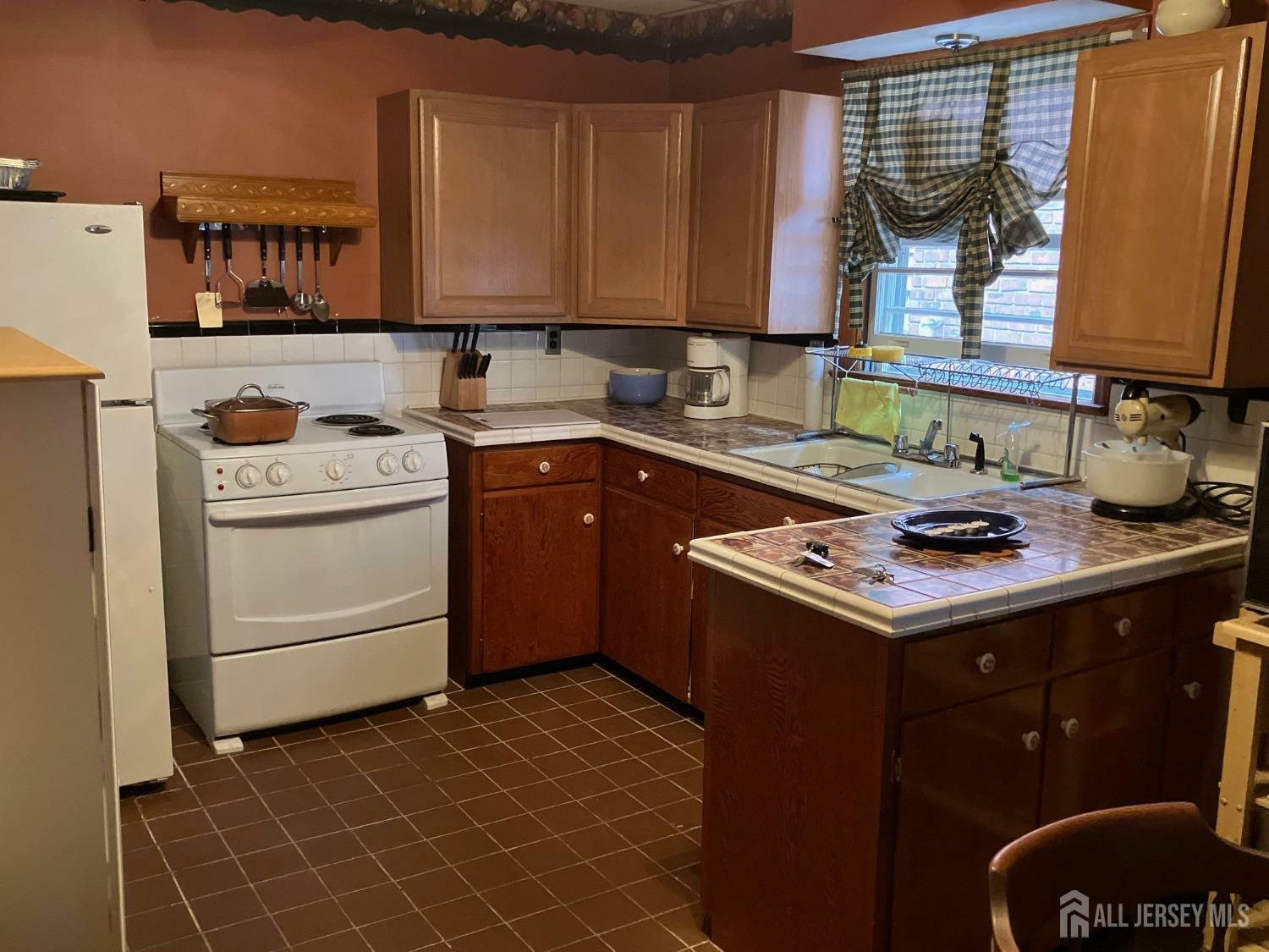 Property Photo:  1182 Roosevelt Avenue  NJ 07008 