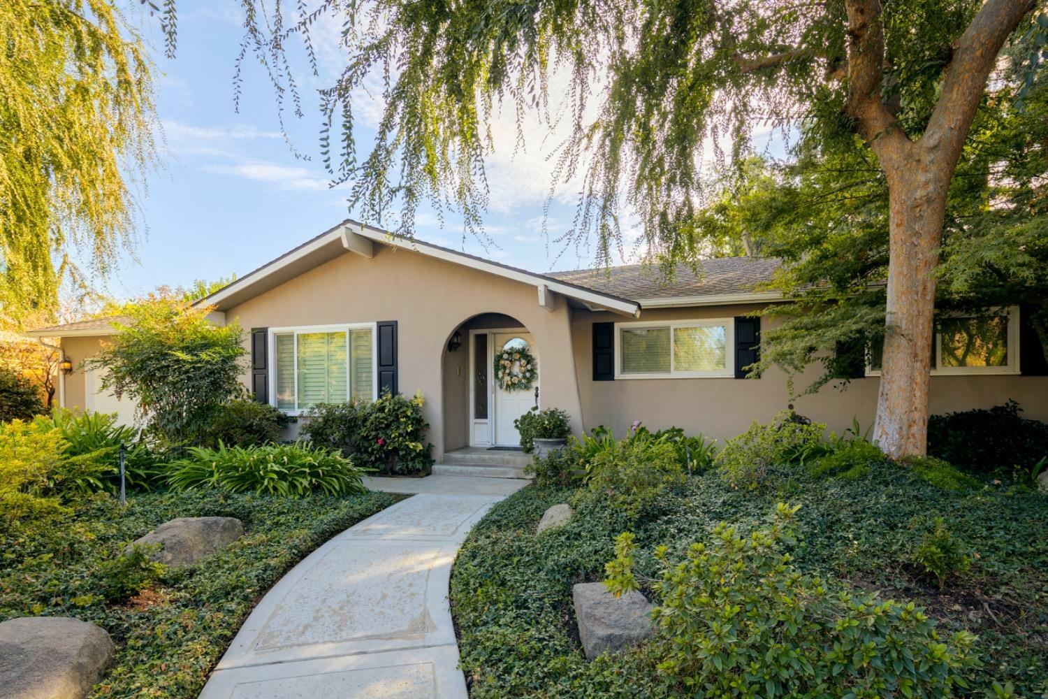 Property Photo:  2091 W Palo Alto Avenue  CA 93711 