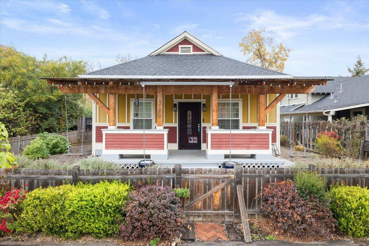 Property Photo: 1126 W 10th Street OR 97501