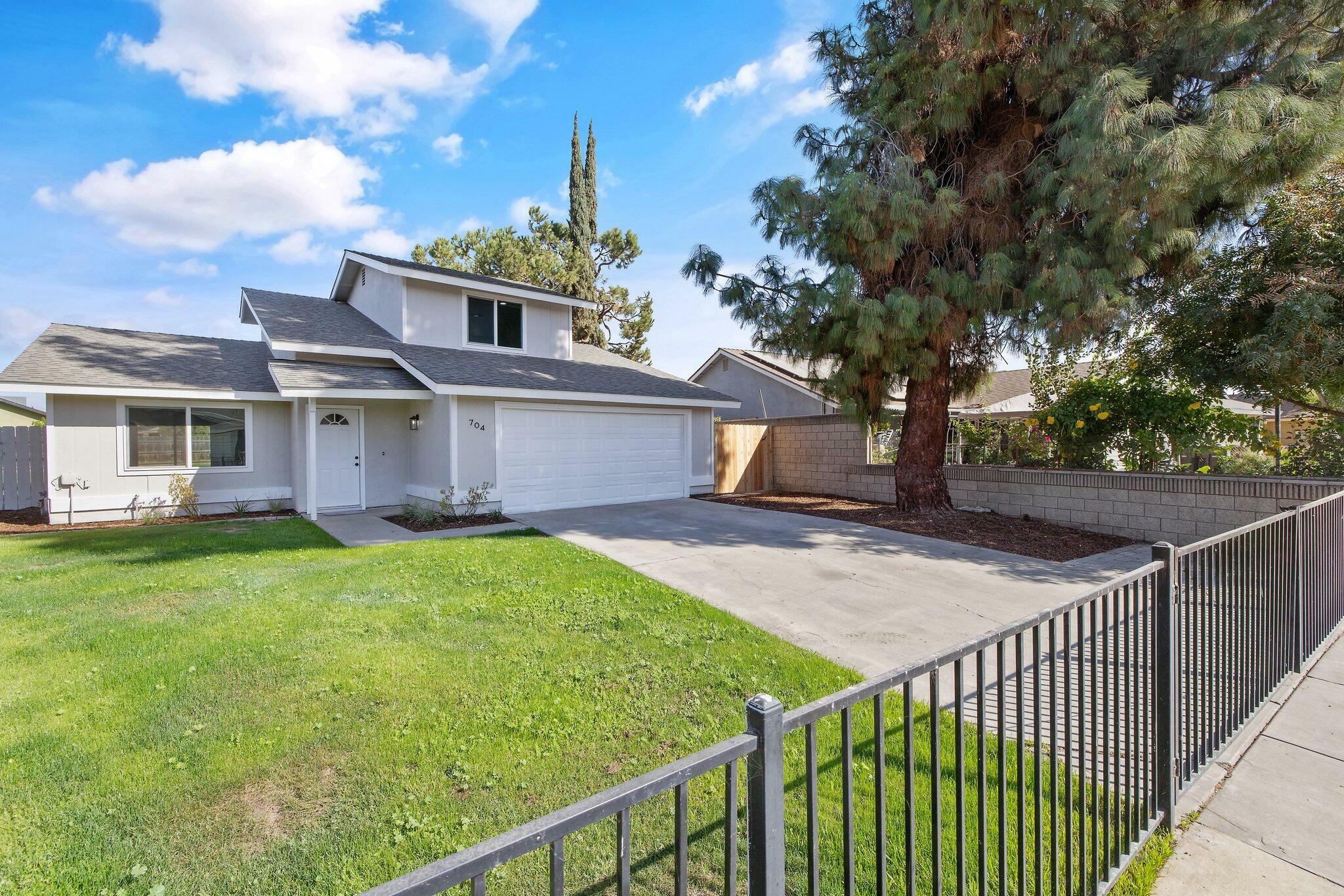 Property Photo:  704 W Robin Avenue  CA 93291 