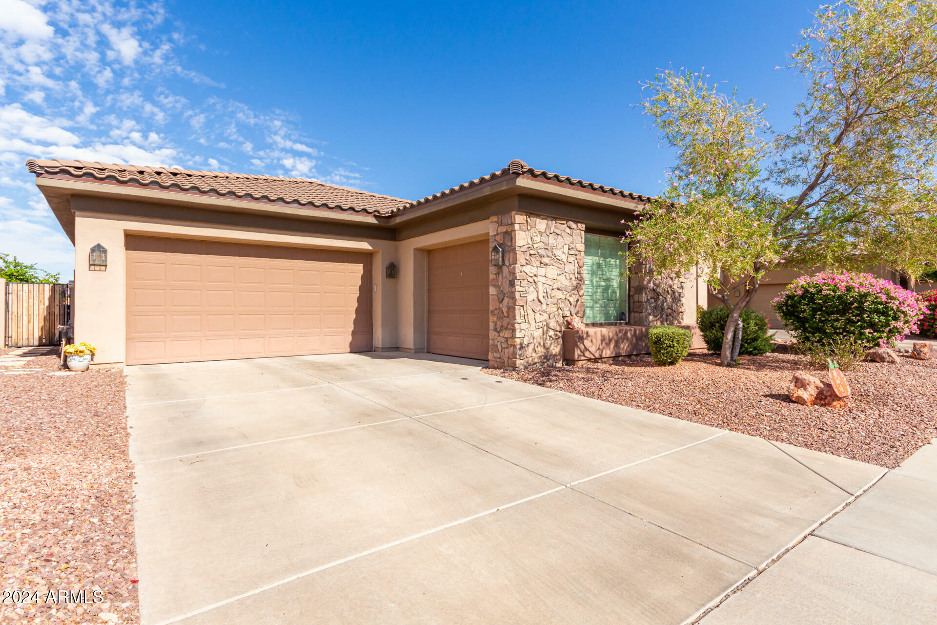 Property Photo:  1828 E Desert Lane  AZ 85042 